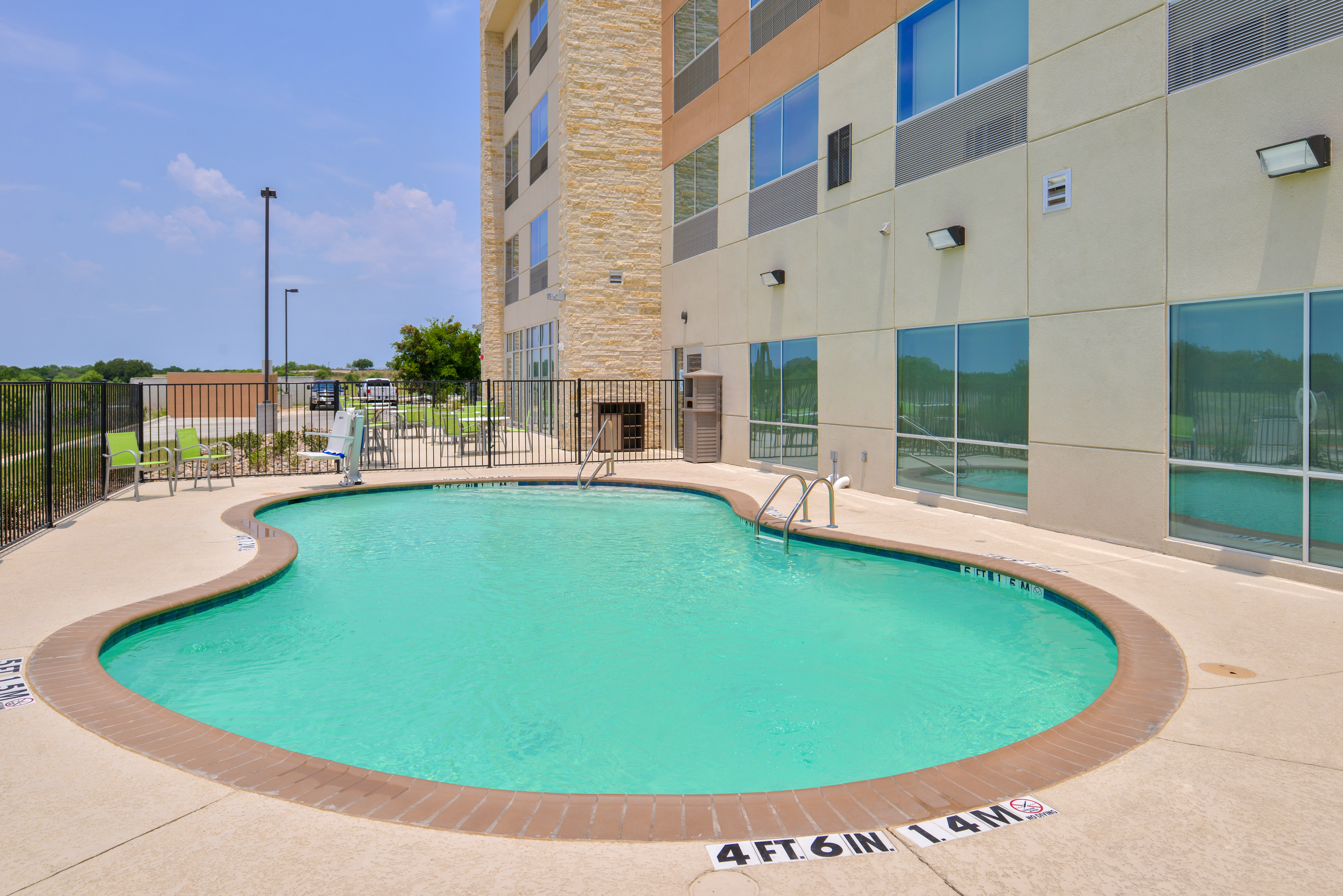 HOLIDAY INN EXPRESS EARLY 33/34