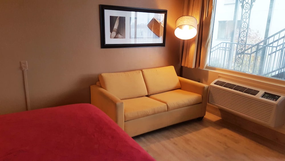 Airport Waterfront Inn 45/59