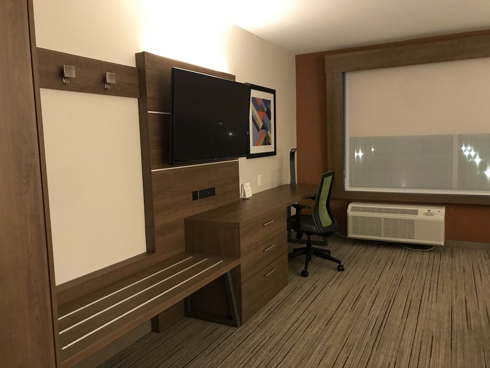 Holiday Inn Express & Suites Phoenix - Airport North 44/71