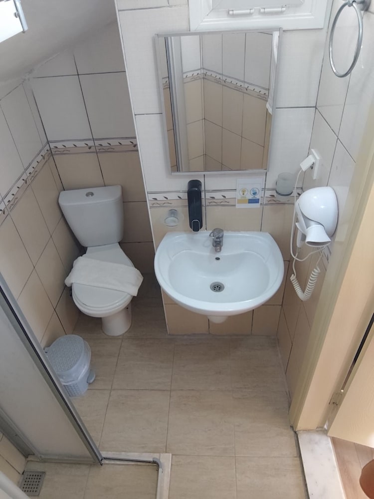 Canna Garden Hotel 45/47