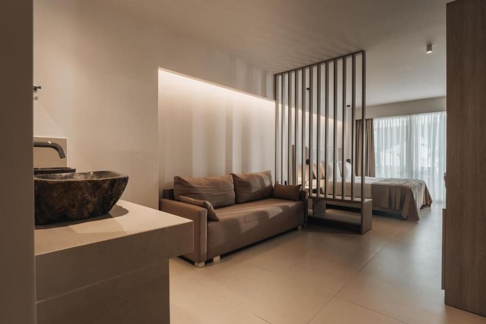 Golden Coast Suites 17/37