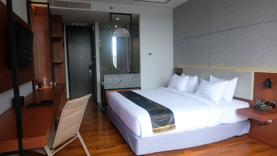 Premier, Deluxe, King Bed, Pool Access