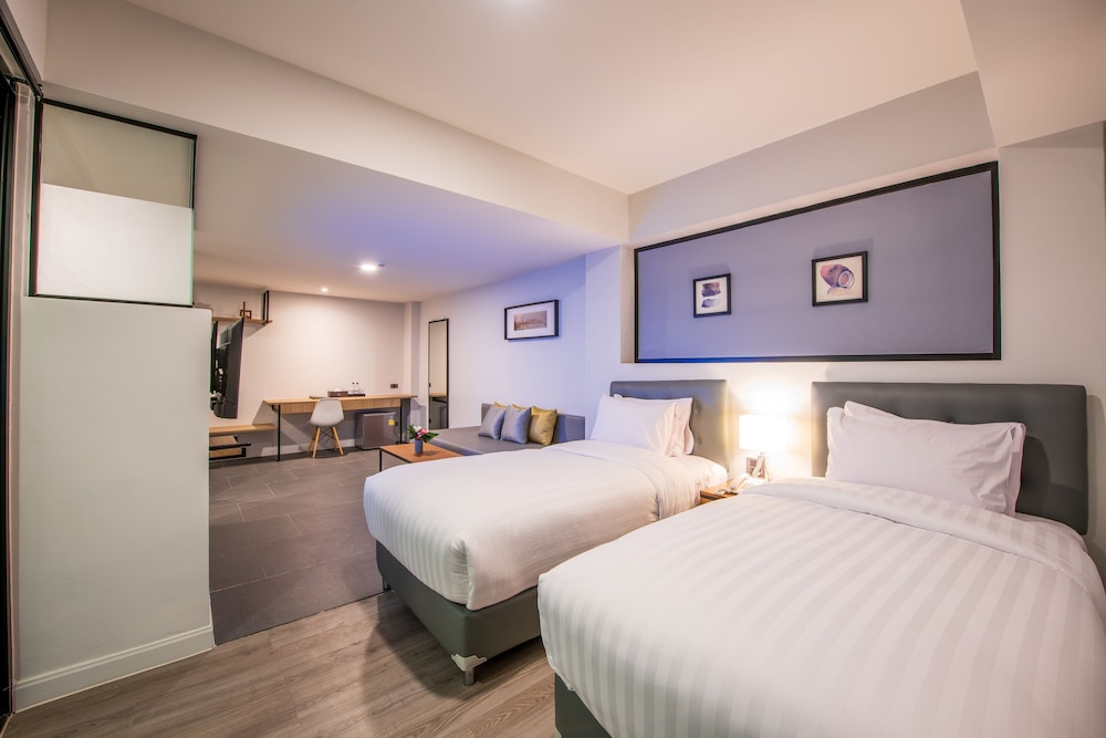 Plus, Deluxe, Twin Beds, Mayson Place Hotel 3/11
