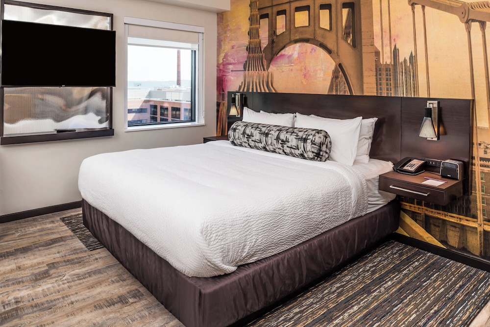 STUDIO, KING BED, SOFA, ACCESSIBLE