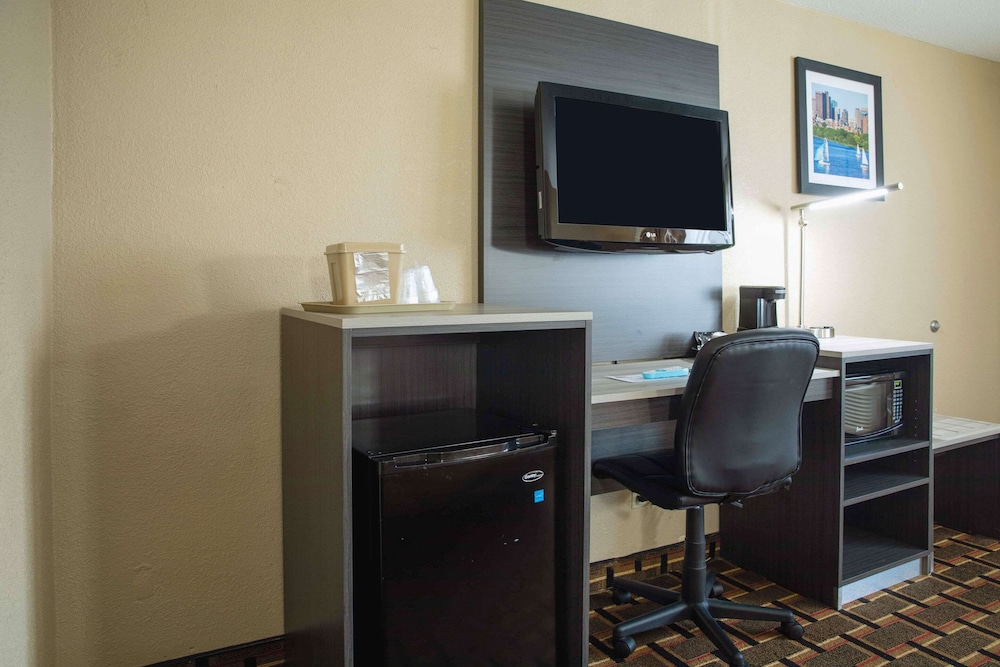 Quality Inn Raynham - Taunton 72/75