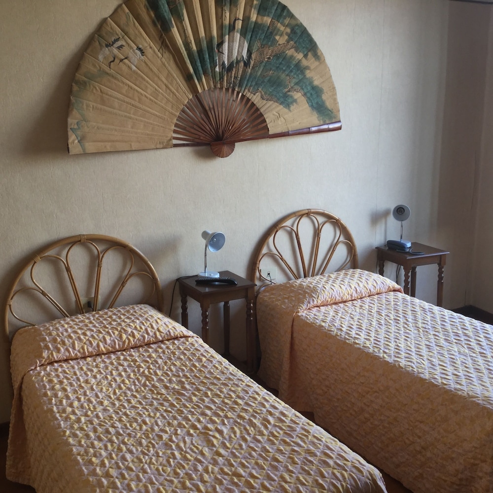 Hotel Touring 12/32