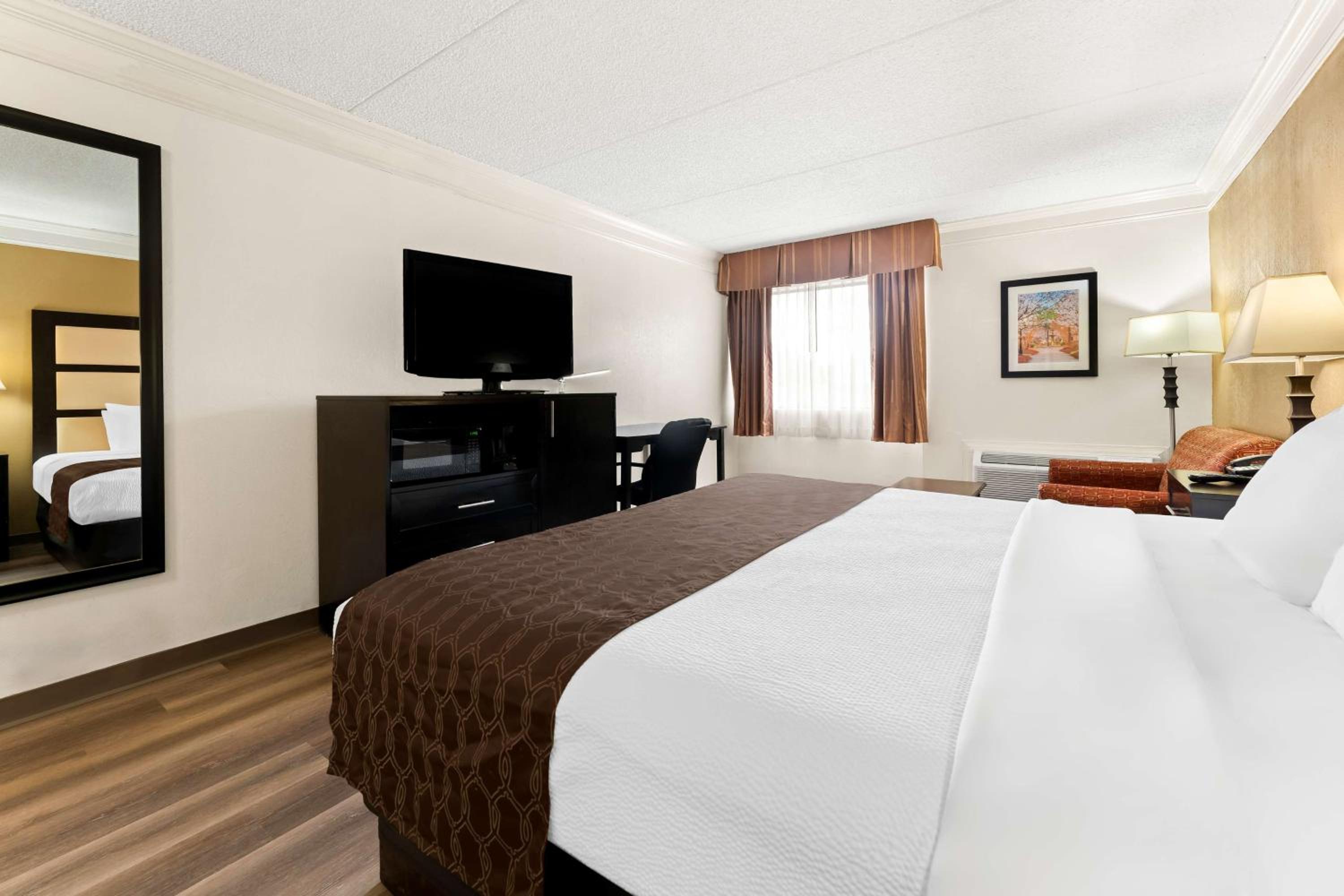 غرفة بسرير كينج مع أريكة، Best Western Riverside Inn 3/8