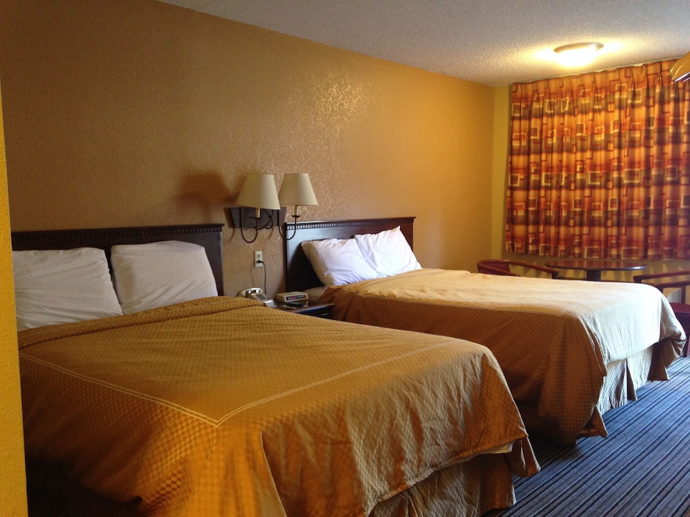 غرفة قياسية بسريرين مزدوجين للمدخنين، Rodeway Inn Columbus West 3/6