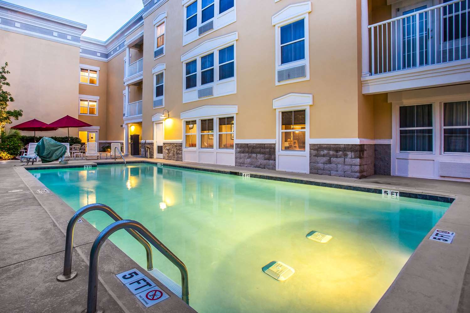Comfort Suites At Isle Of Palms Connector 8/48