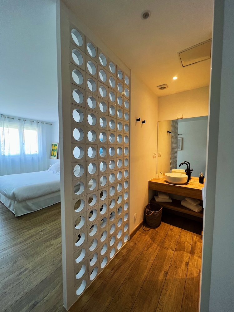 Hip, Deluxe, King Bed, Side Ocean View