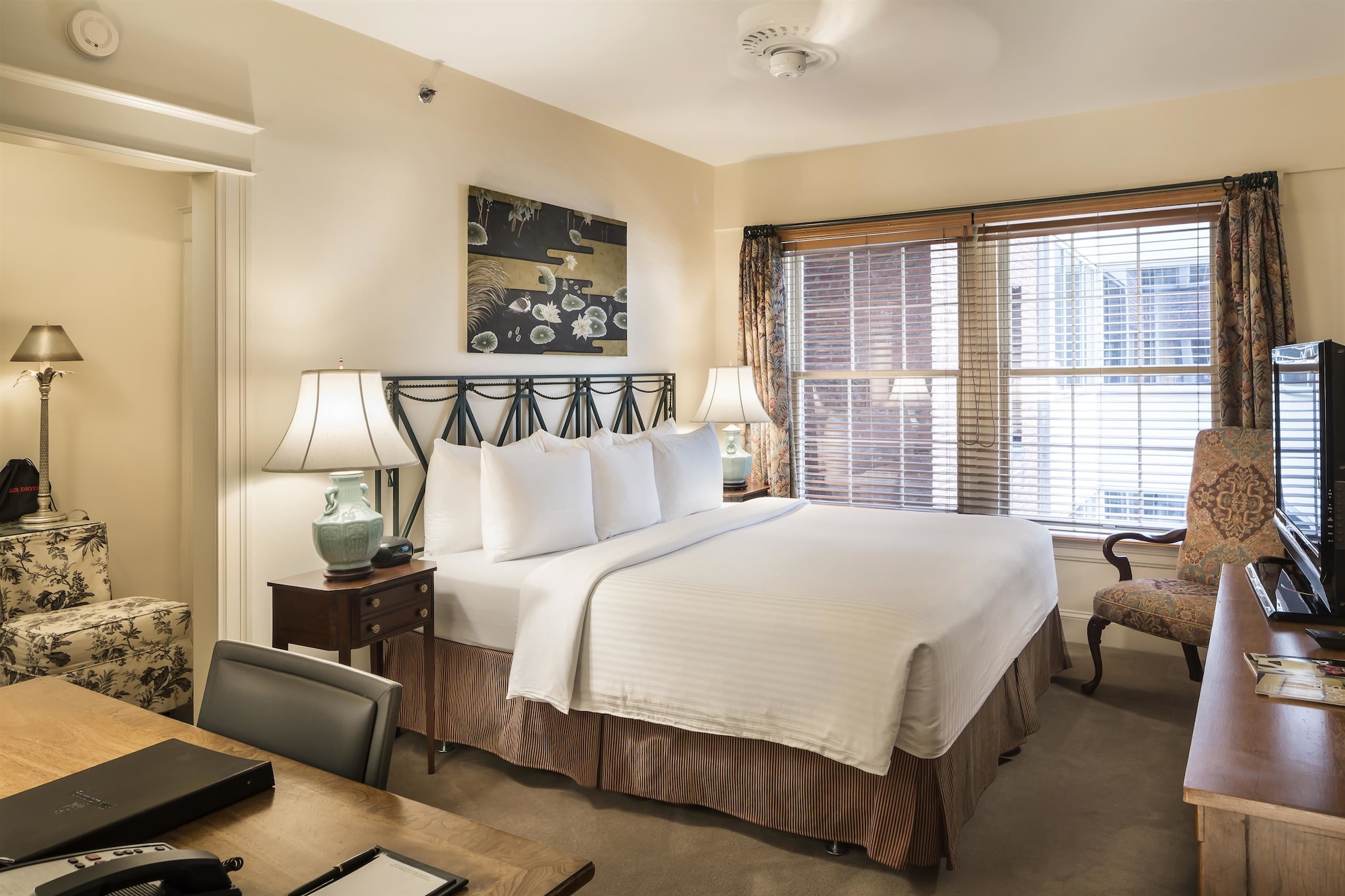 DELUXE, KING BED