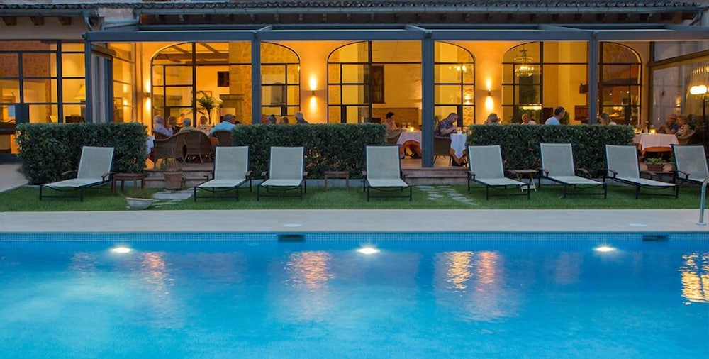 Cal Bisbe Hotel 67/70