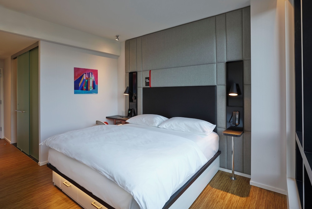 ROOM, KING BED, ACCESSIBLE