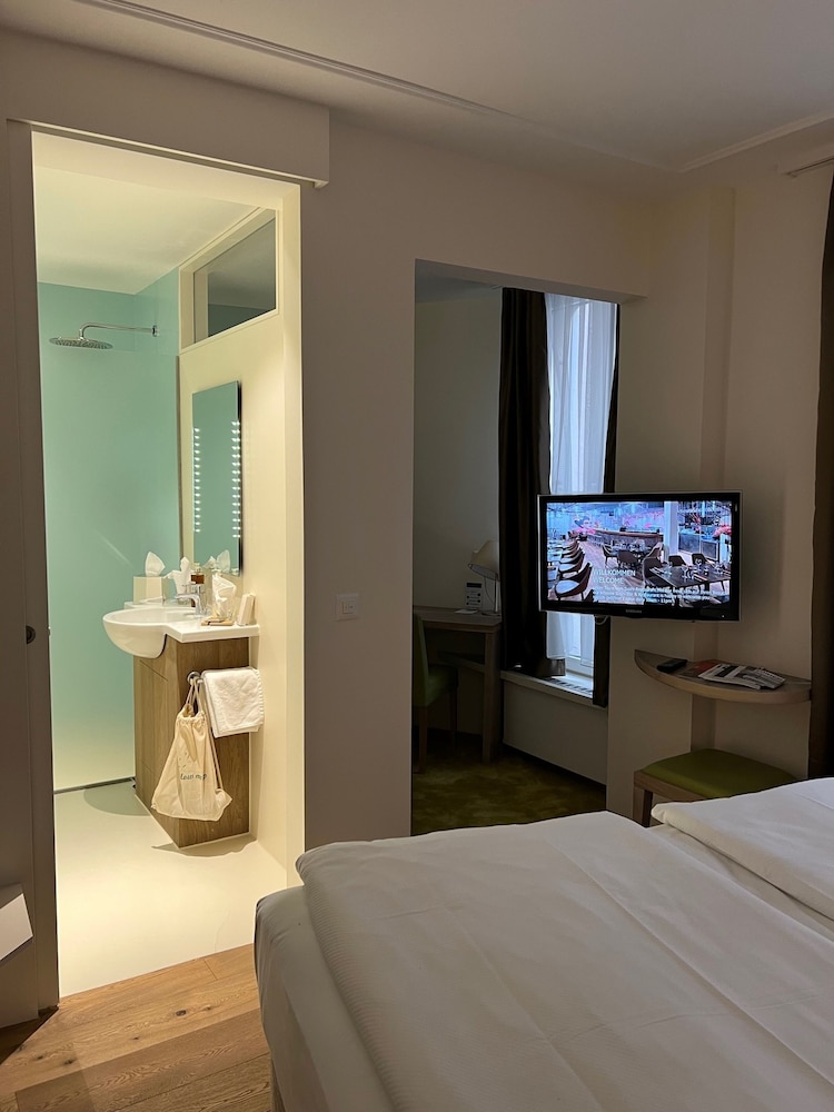 Courtyard, Queen Bed