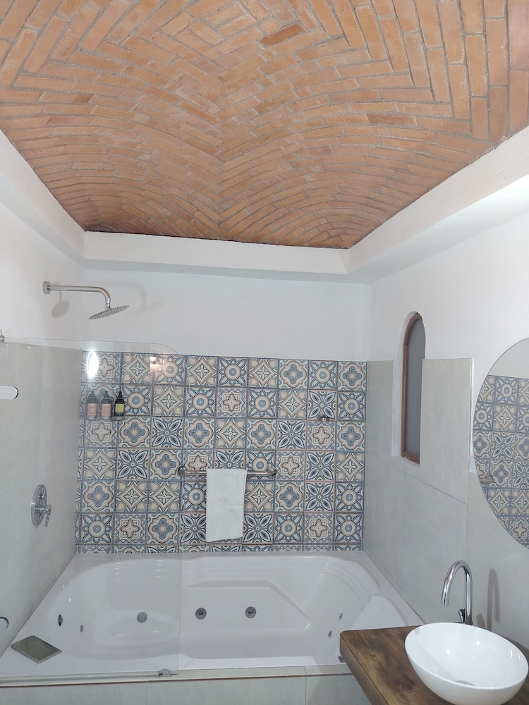 La Alhambra Hotel 47/50