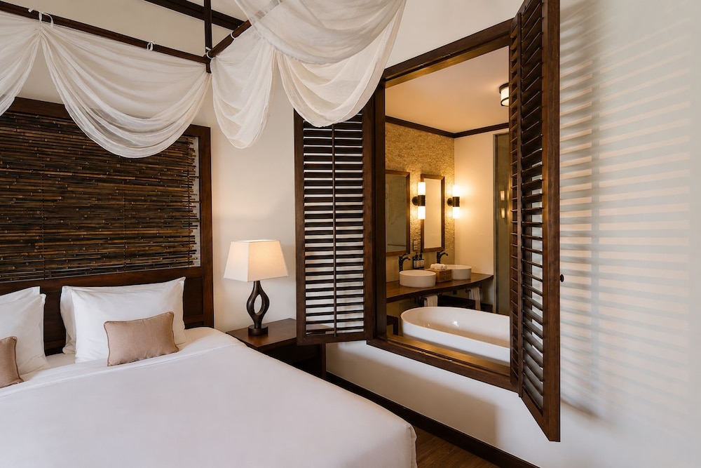 Family Suite, King and Twin Beds, Private Garden