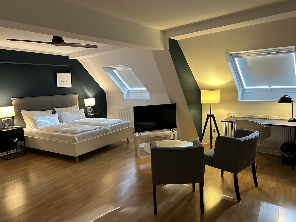 Atelier, 1 Queen and 1 Single Bed