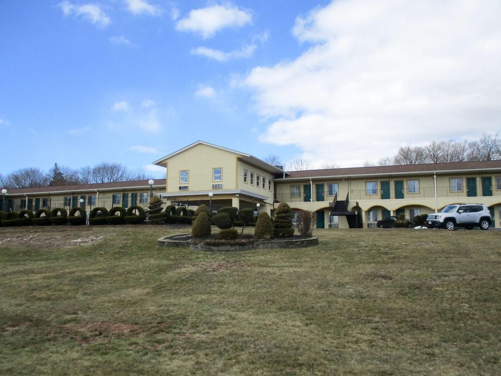 Rodeway Inn Somerset MA 43/57