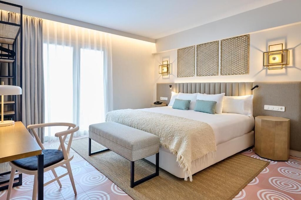 ROOM, CITY VIEW