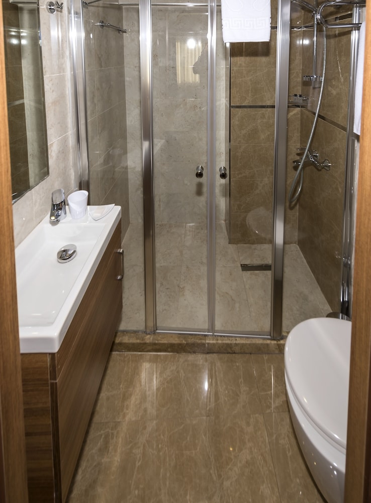 B Guest Hotel 63/66