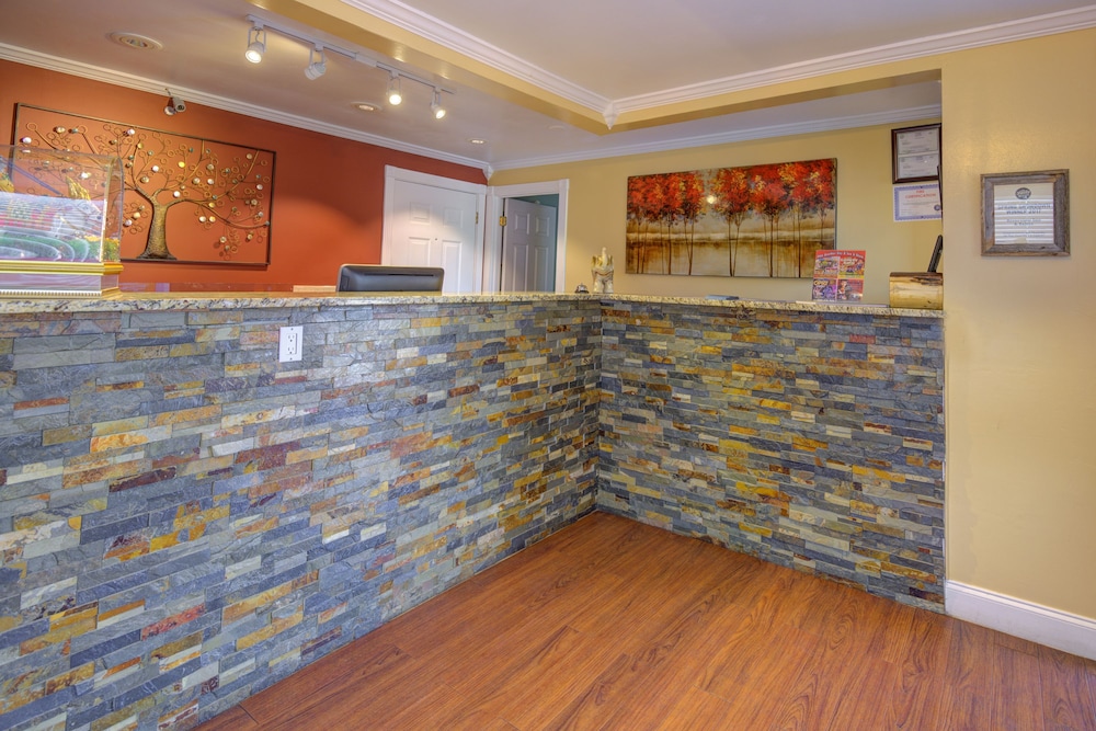 Econo Lodge Sevierville-Pigeon Forge on the River 7/25