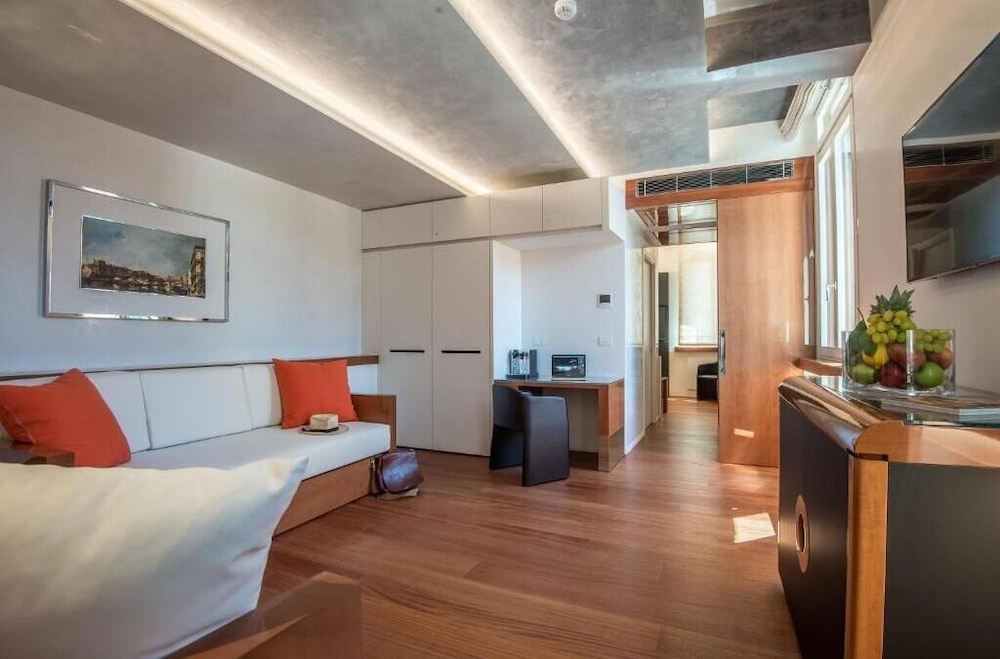 Rialto Hotel 9/66