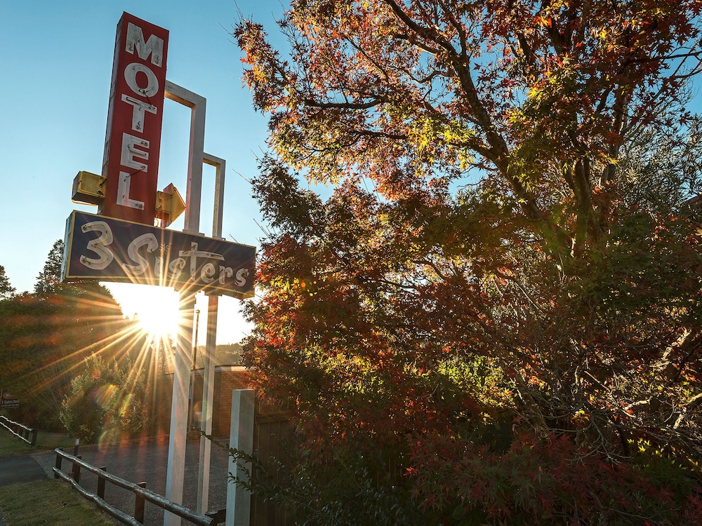 3 SISTERS MOTEL 36/39