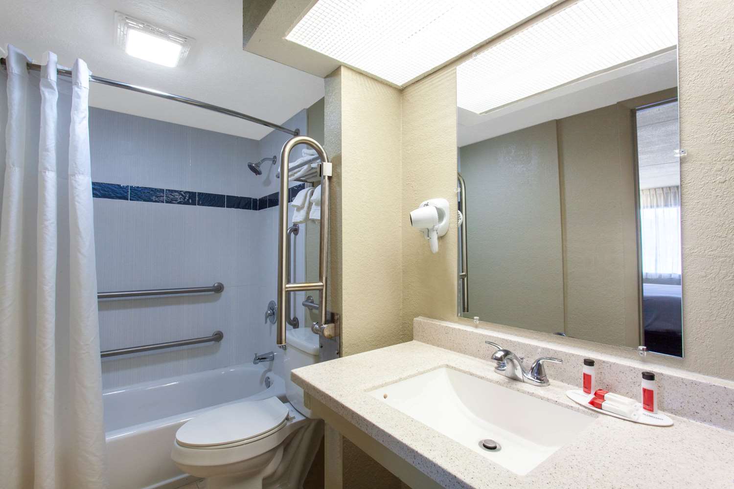 Travelodge By Wyndham Deltona 44/48