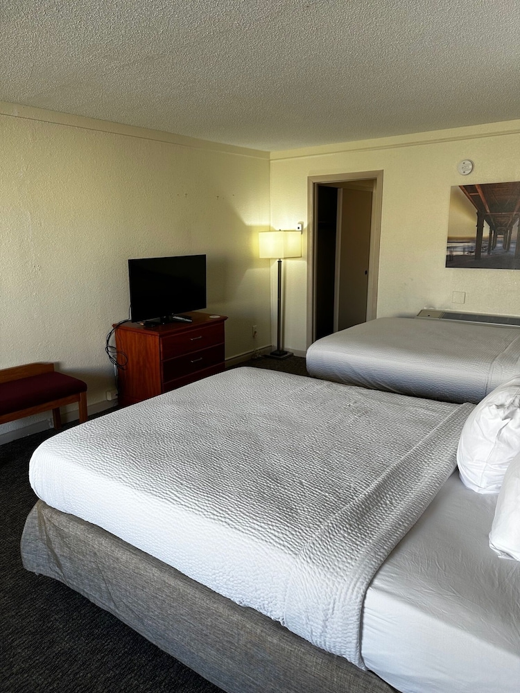 Ramada By Wyndham Virginia Beach 13/37