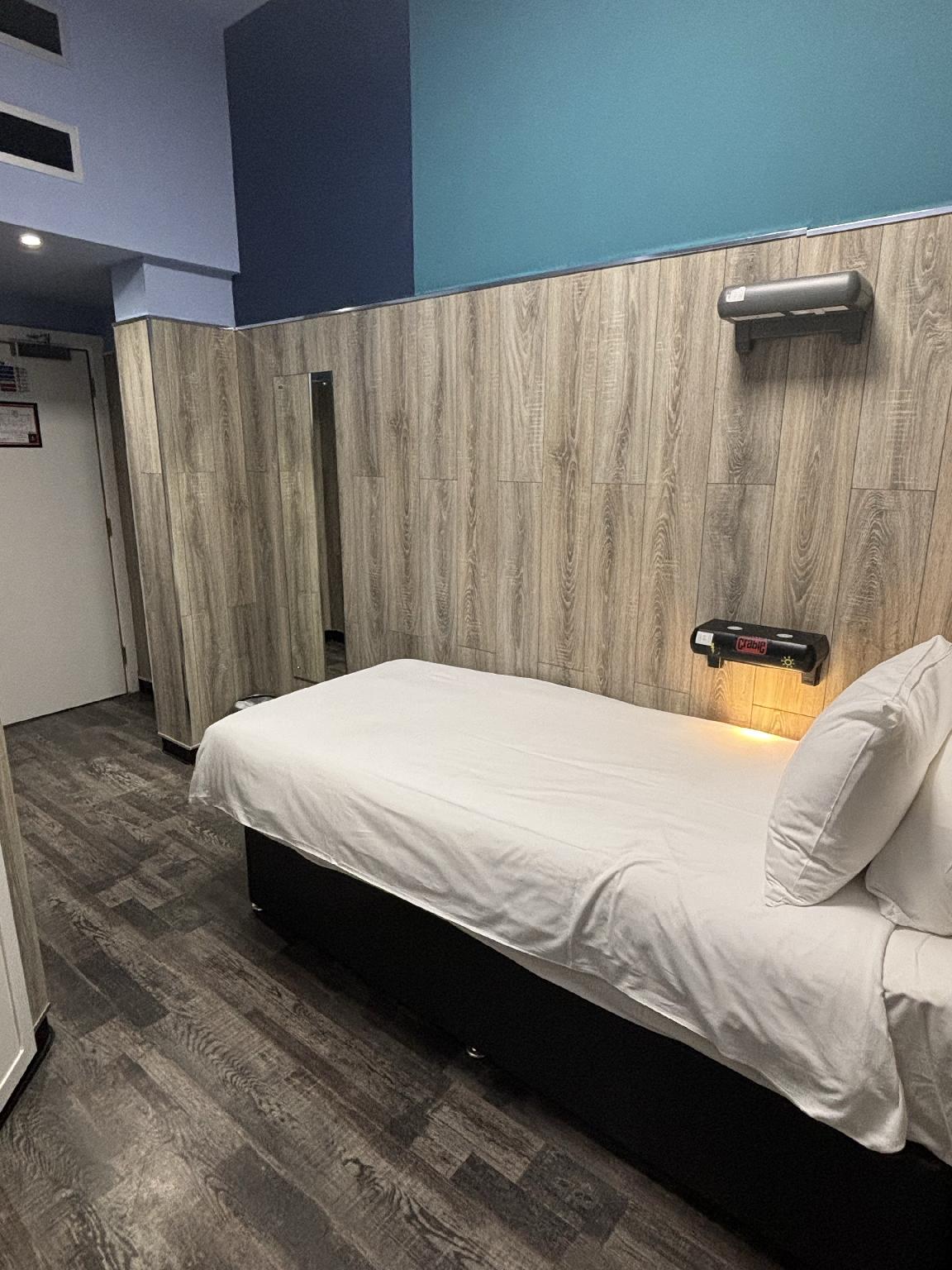 ROOM, SINGLE