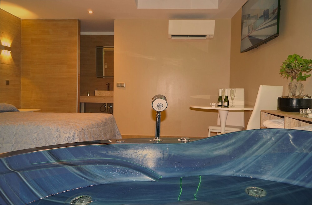 ROOM, DOUBLE BED, JETTED TUB
