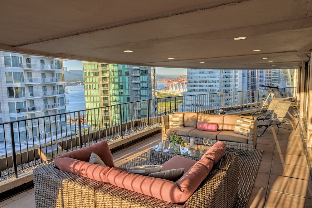 Pinnacle Vancouver Harbourfront (Ex Renaissance) 44/57