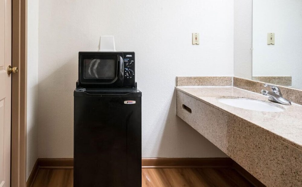 غرفة بسرير كينج، Studios And Suites 4 Less Emporia 7/7