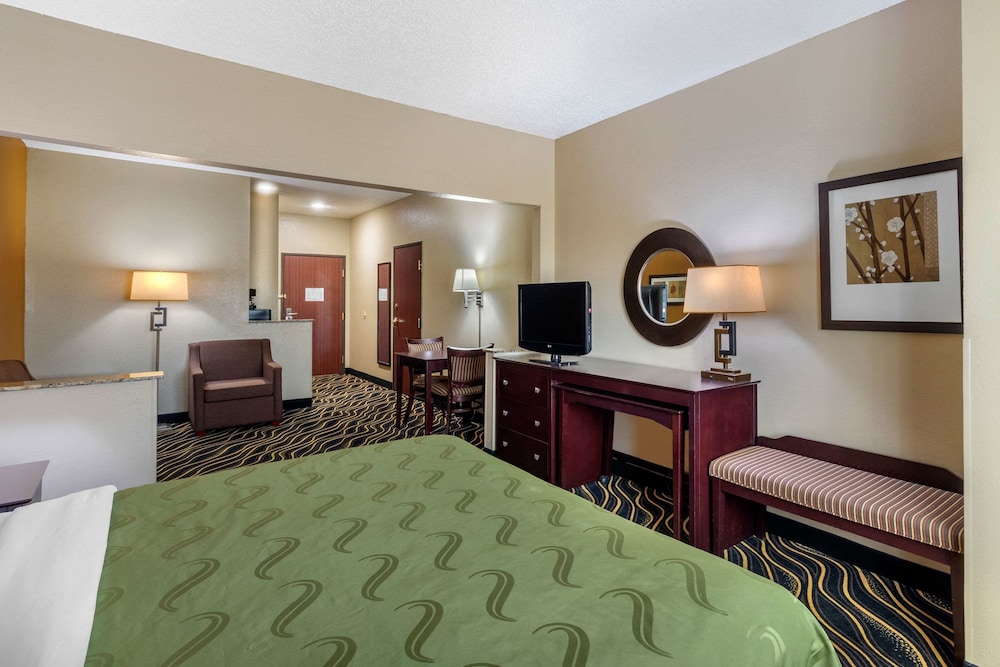 Quality Suites Addison-Dallas 13/42