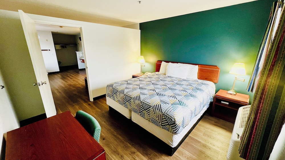 SUITE, KING BED