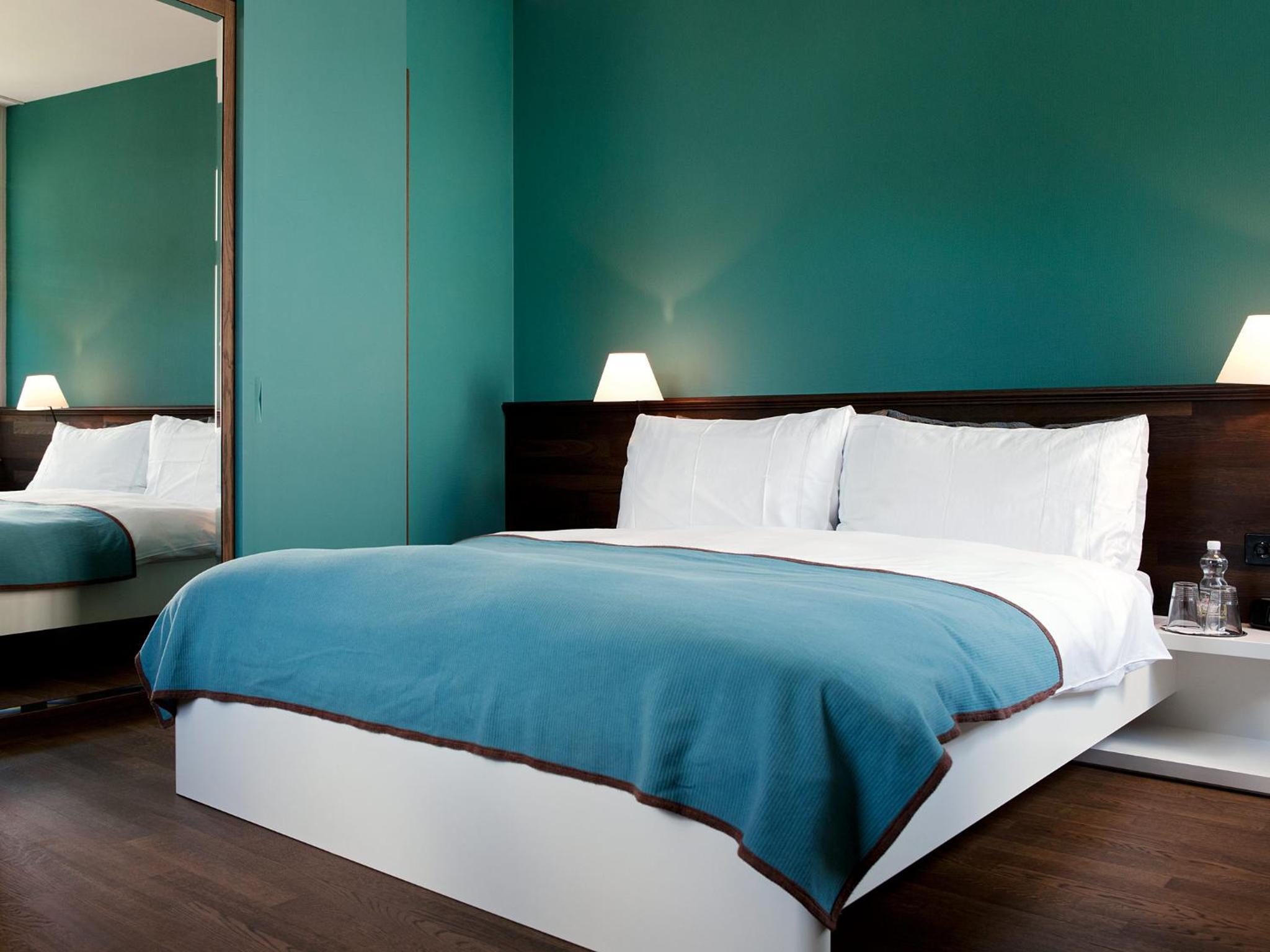 ROOM, SINGLE