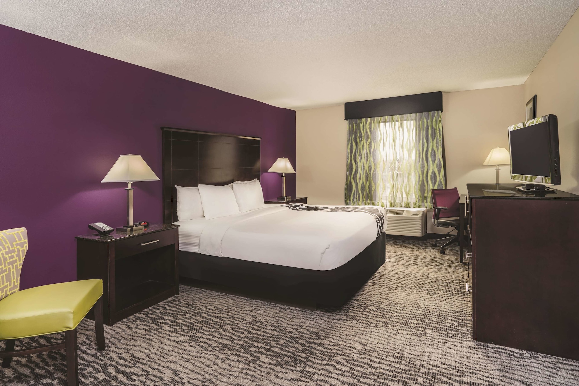 Room, King Bed, La Quinta Inn & Suites by Wyndham Louisville East 6/9