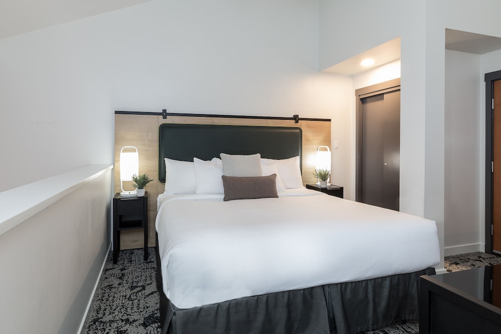 Crystal Lodge Hotel Whistler 13/66