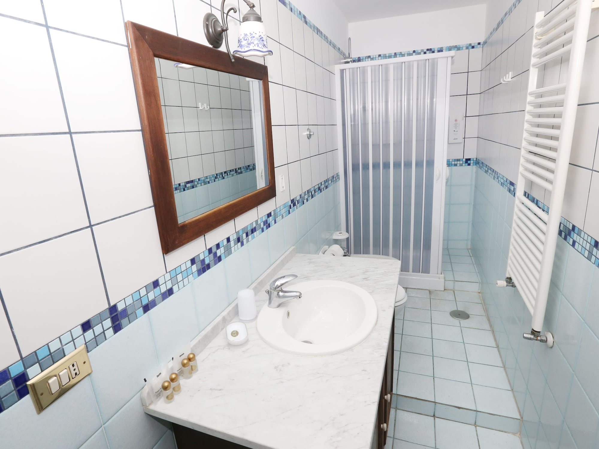 ROOM, TRIPLE, KITCHENETTE