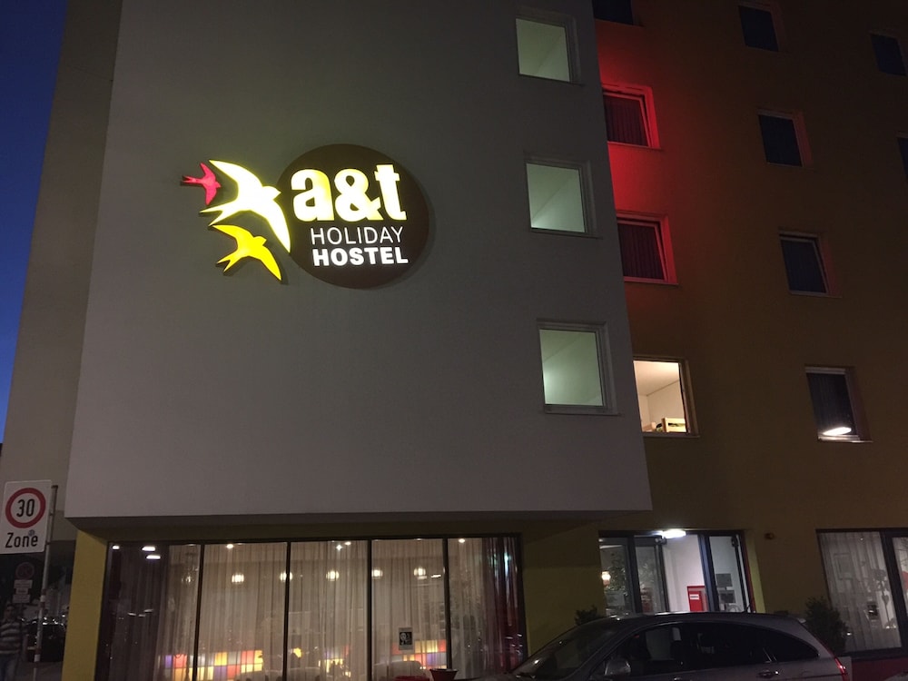 A T Holiday Hostel Wien 2/77