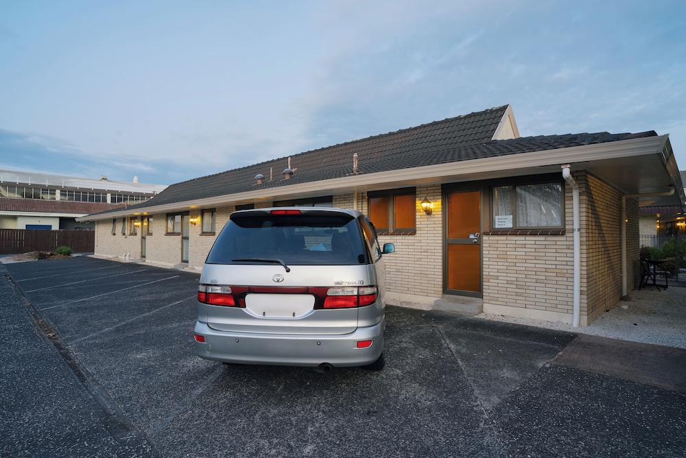 DUKES MIDWAY LODGE 35/43