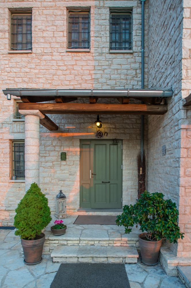 Pirrion Hotel 1/50