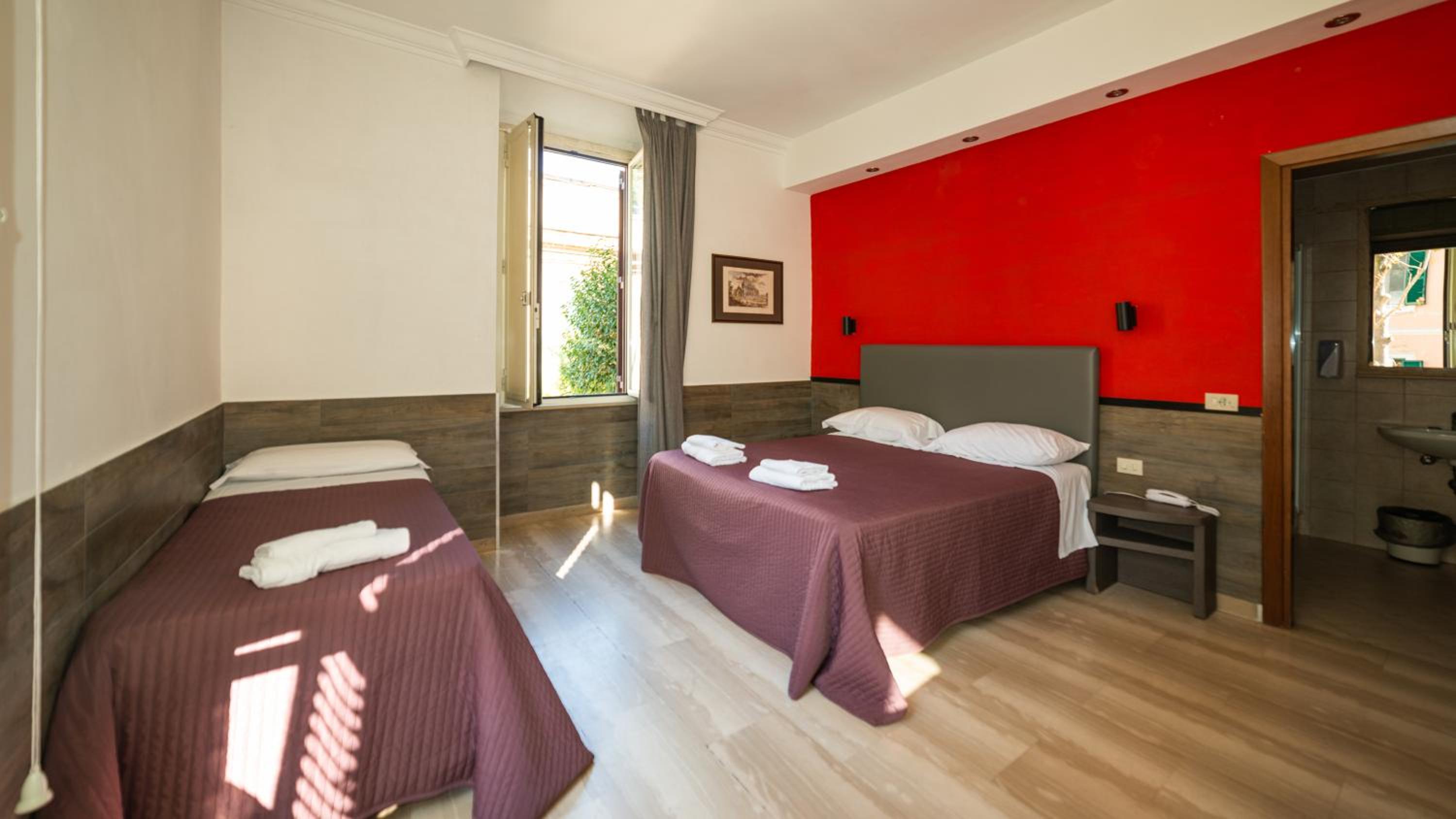 TRIPLE ROOM