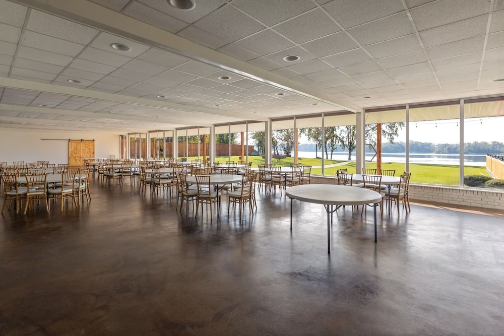 Super 8 by Wyndham Riverside AL 24/44