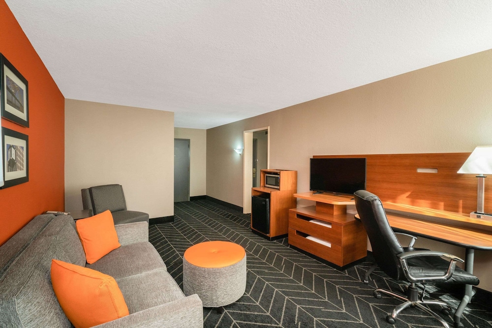 La Quinta Inn & Suites by Wyndham Memphis Airport Graceland 47/71