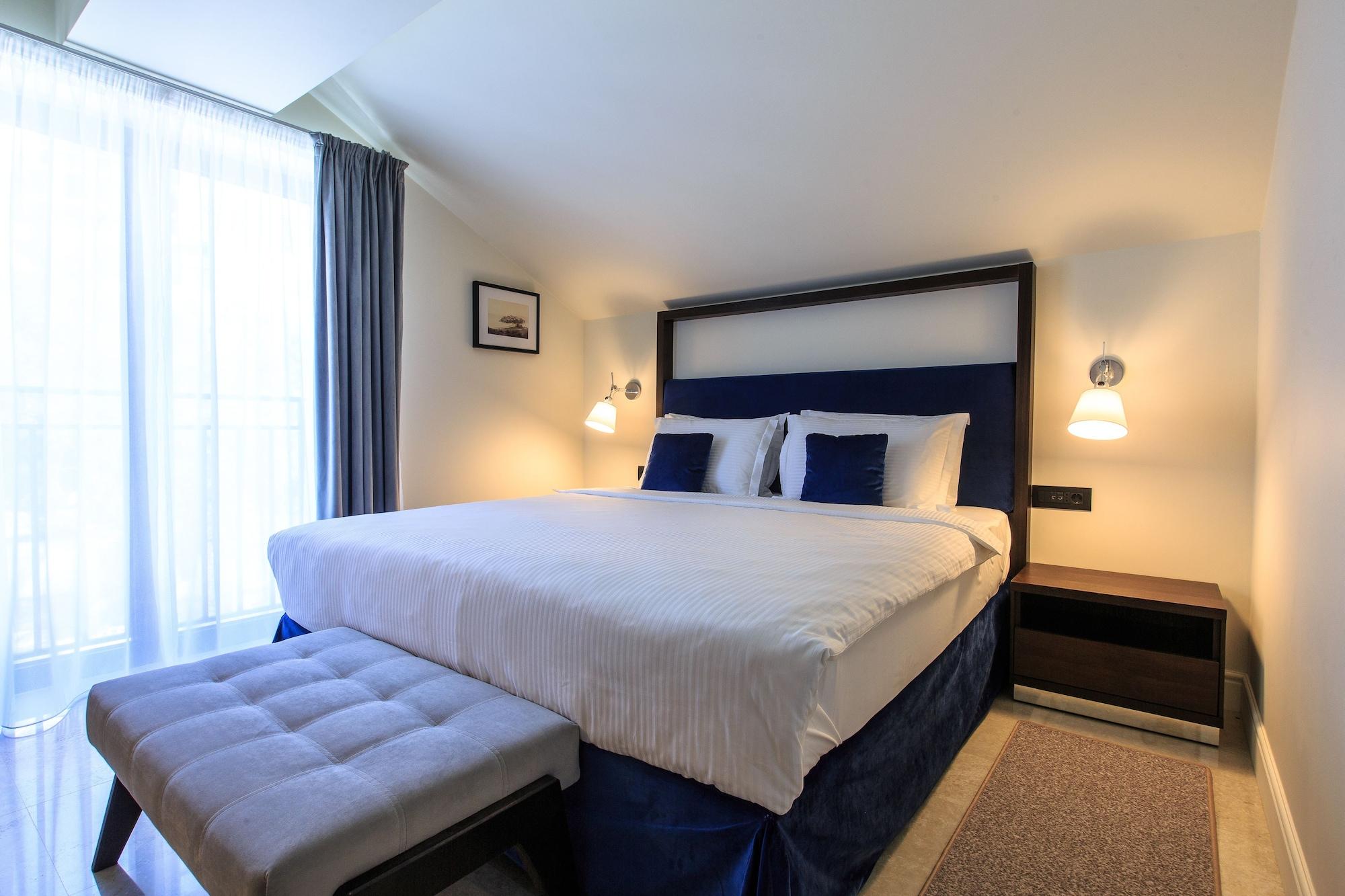 Standard, Double Bed, Mountain View 2/4