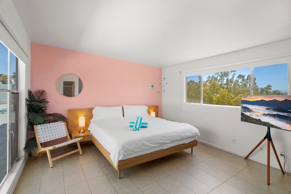 Premium, King Bed, Mountain View