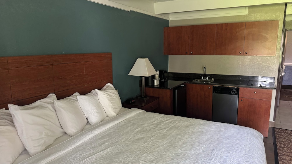 AmericInn by Wyndham Grand Rapids Airport North 24/62