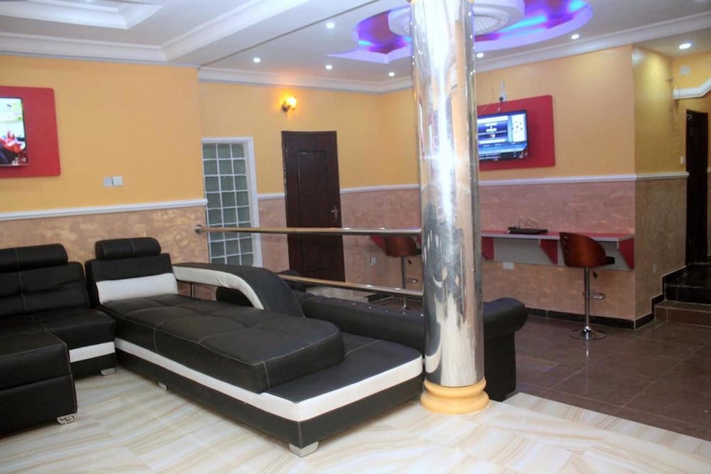 Mayoral Hotel & Suite 10/11