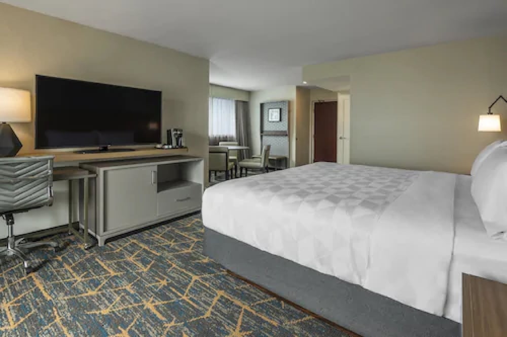 Holiday Inn Kingston Waterfront 24/71